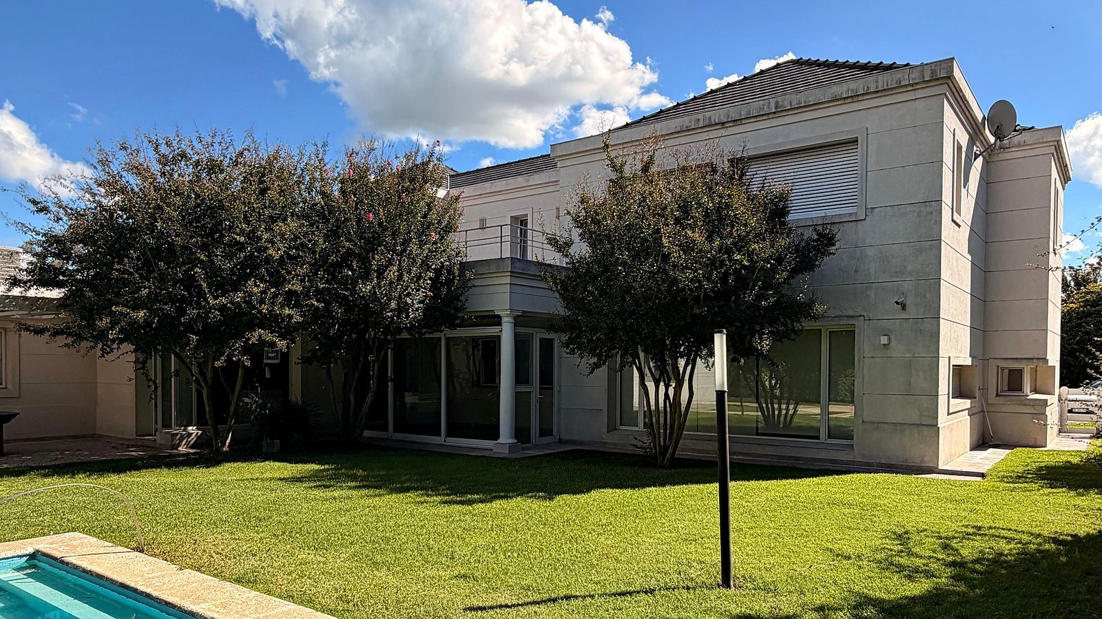 Front facade of the Kentucky Mansion — Kentucky Gated Community, Greater Rosario, Argentina